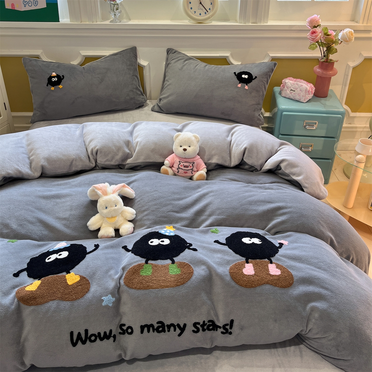 91家纺网 家纺一手货源 找家纺 星座家纺 2025新款A类卡通200g牛奶绒毛巾绣四件套 煤球精灵