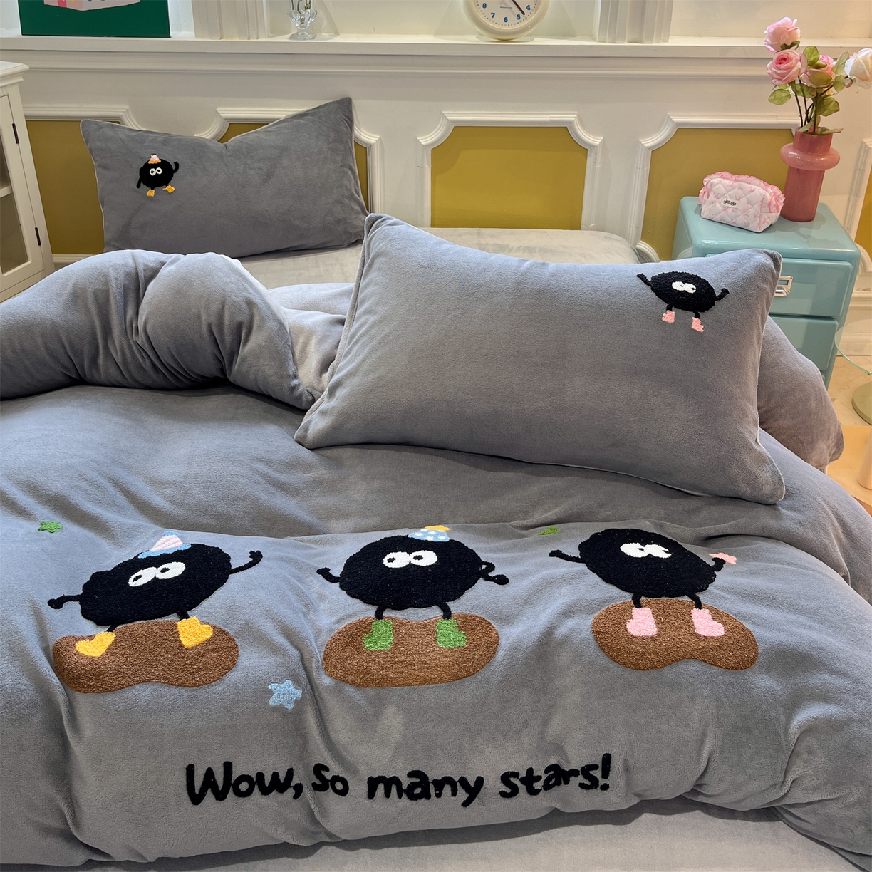 91家纺网 家纺一手货源 找家纺 星座家纺 2025新款A类卡通200g牛奶绒毛巾绣四件套 煤球精灵