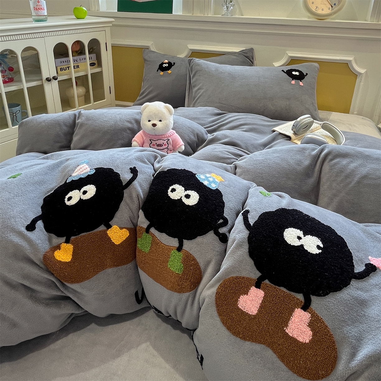 91家纺网 家纺一手货源 找家纺 星座家纺 2025新款A类卡通200g牛奶绒毛巾绣四件套 煤球精灵