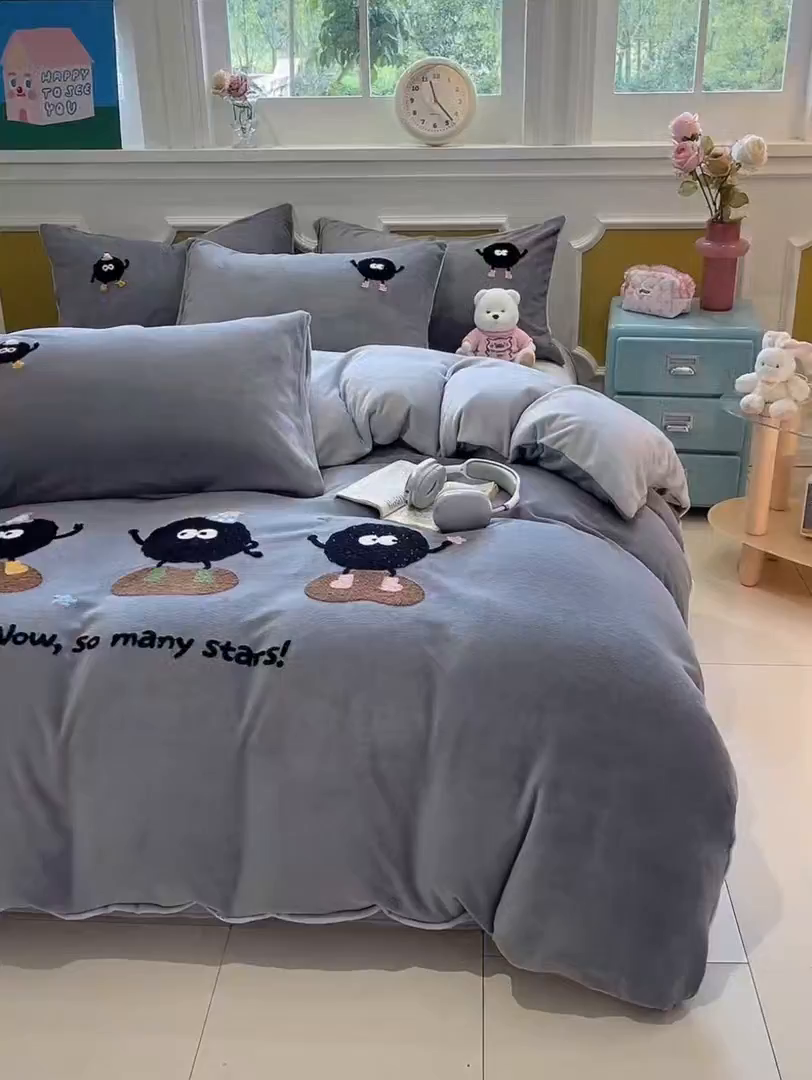 91家纺网 家纺一手货源 找家纺 星座家纺 2025新款A类卡通200g牛奶绒毛巾绣四件套 煤球精灵