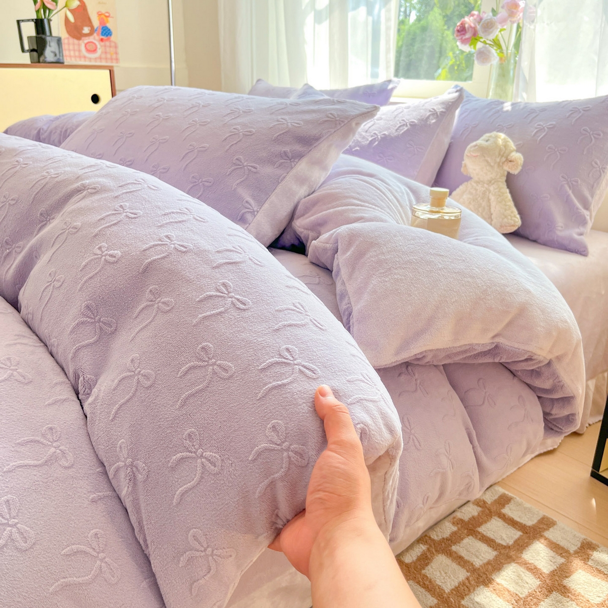 91家纺网 家纺一手货源 找家纺 绘萱家居 2025新款高克重雕花雕印纯色牛奶绒四件套双拼法莱绒珊瑚绒 甜蜜结-紫