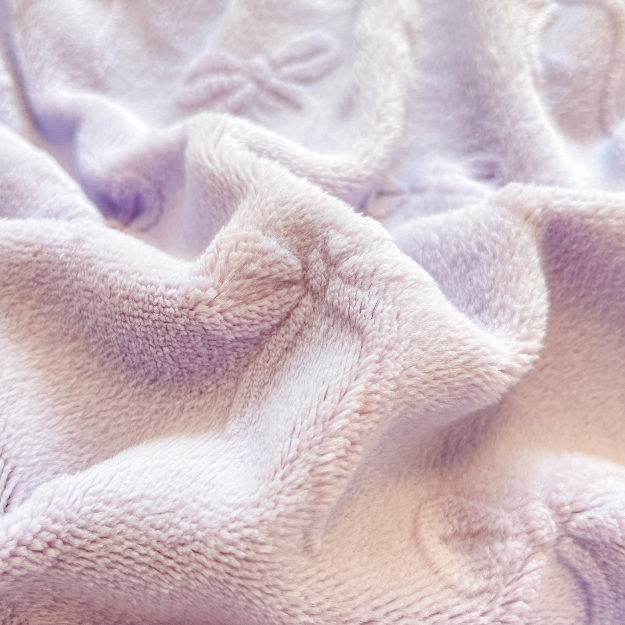 91家纺网 家纺一手货源 找家纺 绘萱家居 2025新款高克重雕花雕印纯色牛奶绒四件套双拼法莱绒珊瑚绒 甜蜜结-紫