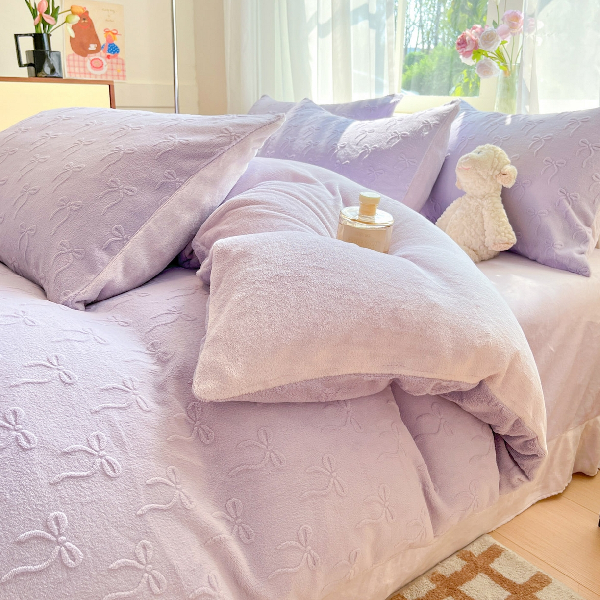 91家纺网 家纺一手货源 找家纺 绘萱家居 2025新款高克重雕花雕印纯色牛奶绒四件套双拼法莱绒珊瑚绒 甜蜜结-紫