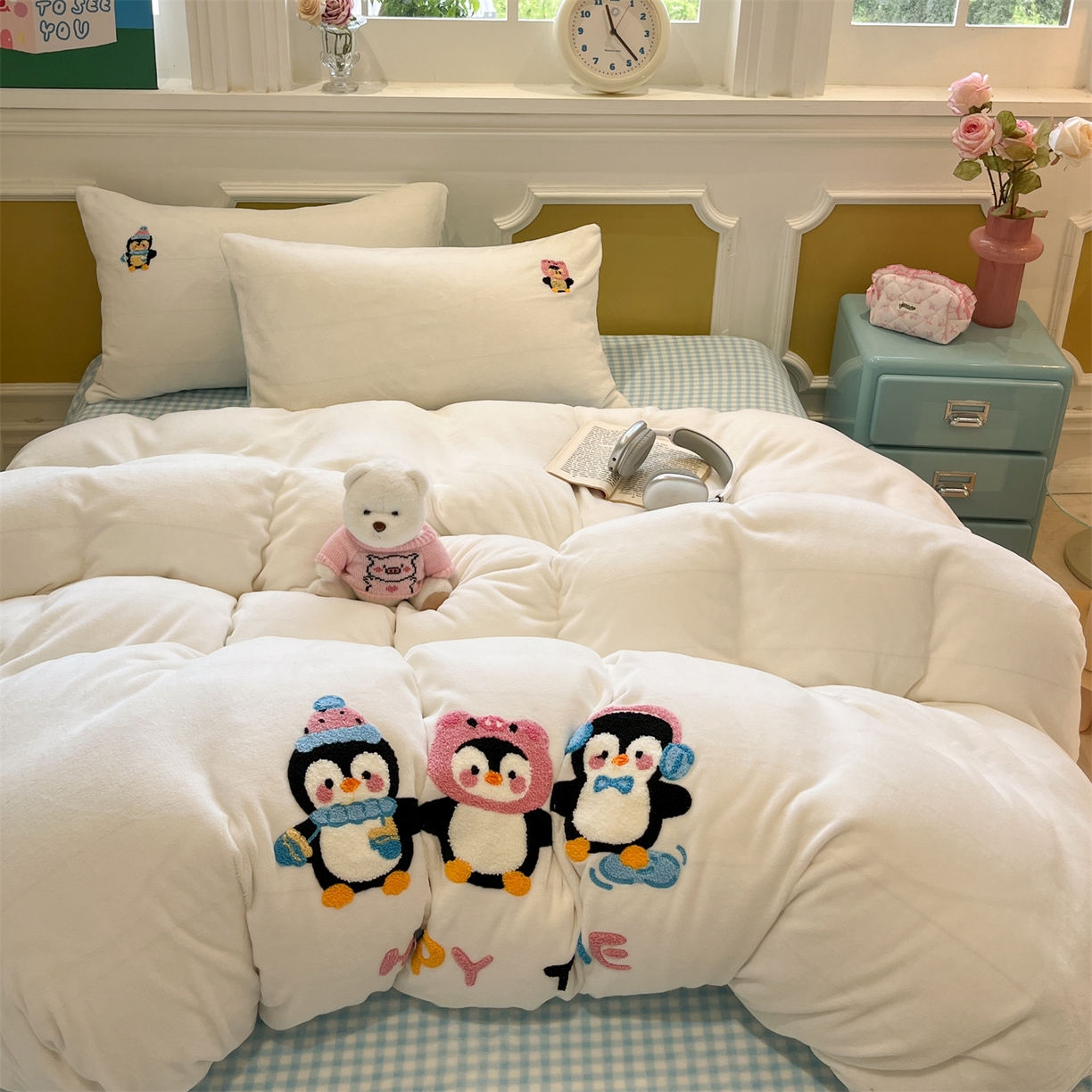 星座家纺 2025新款A类卡通200g牛奶绒毛巾绣四件套 企鹅伙伴