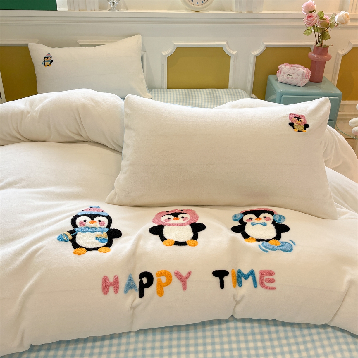 91家纺网 家纺一手货源 找家纺 星座家纺 2025新款A类卡通200g牛奶绒毛巾绣四件套 企鹅伙伴