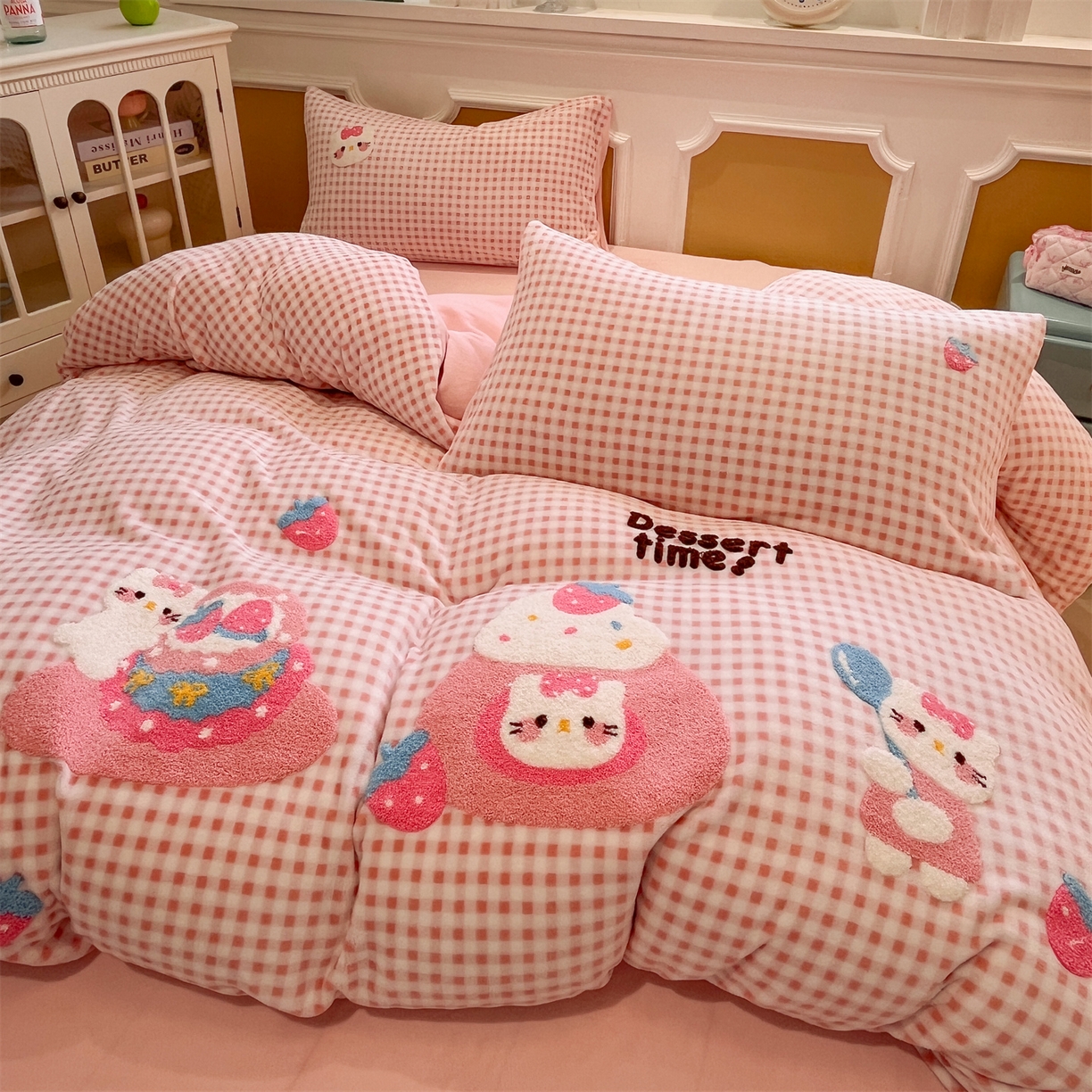 91家纺网 家纺一手货源 找家纺 星座家纺 2025新款A类卡通200g牛奶绒毛巾绣四件套 甜心莓果