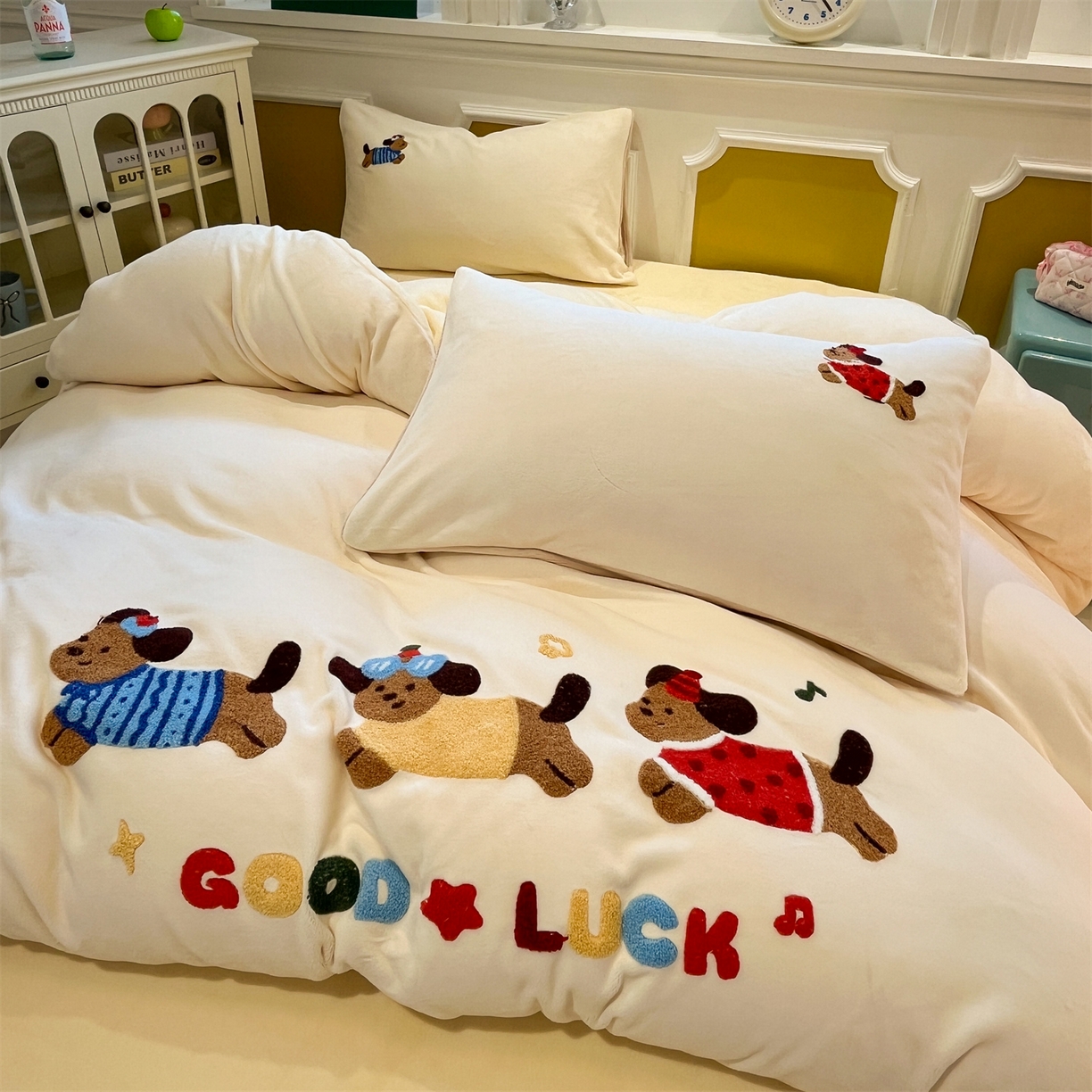 91家纺网 家纺一手货源 找家纺 星座家纺 2025新款A类卡通200g牛奶绒毛巾绣四件套 小狗暖居