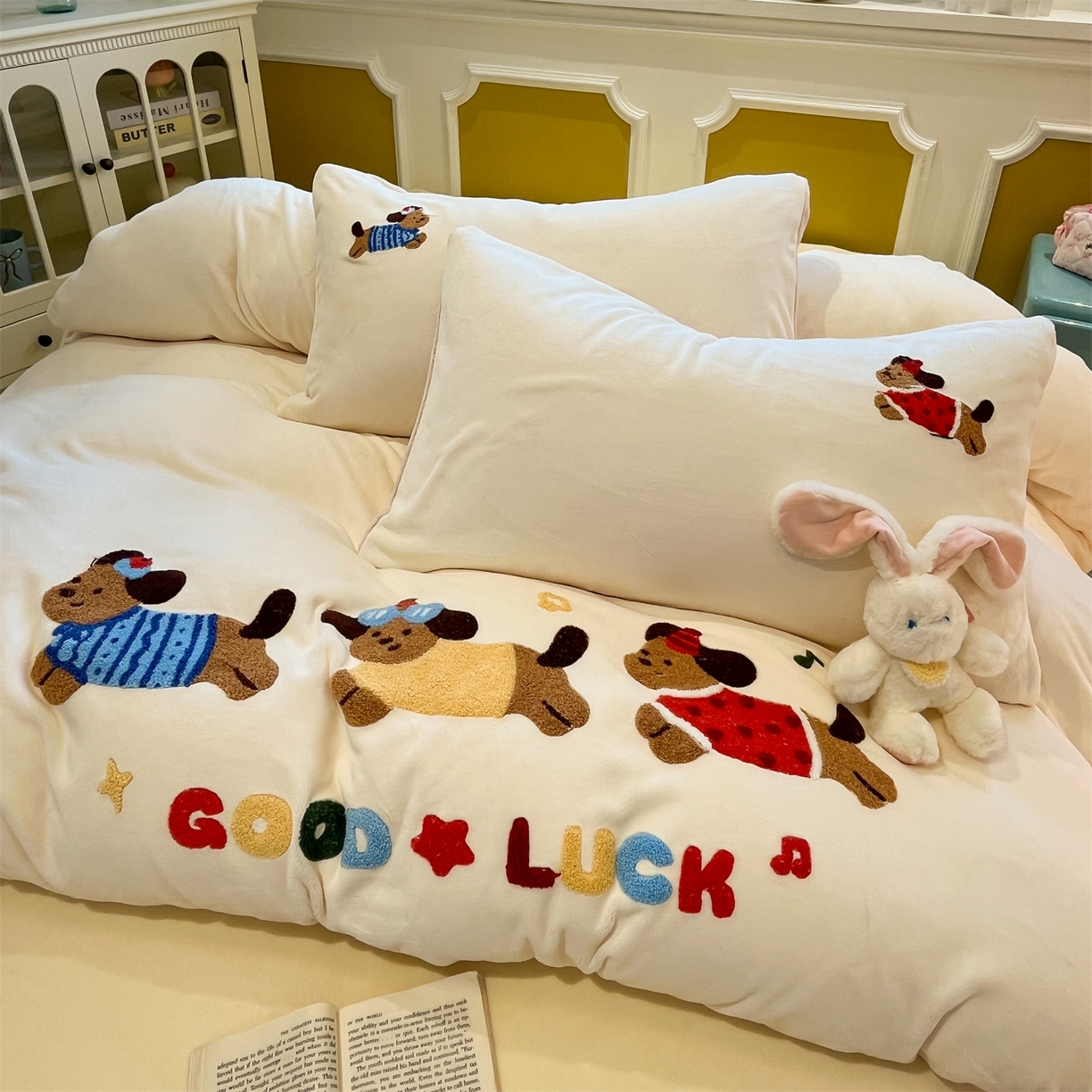 91家纺网 家纺一手货源 找家纺 星座家纺 2025新款A类卡通200g牛奶绒毛巾绣四件套 小狗暖居