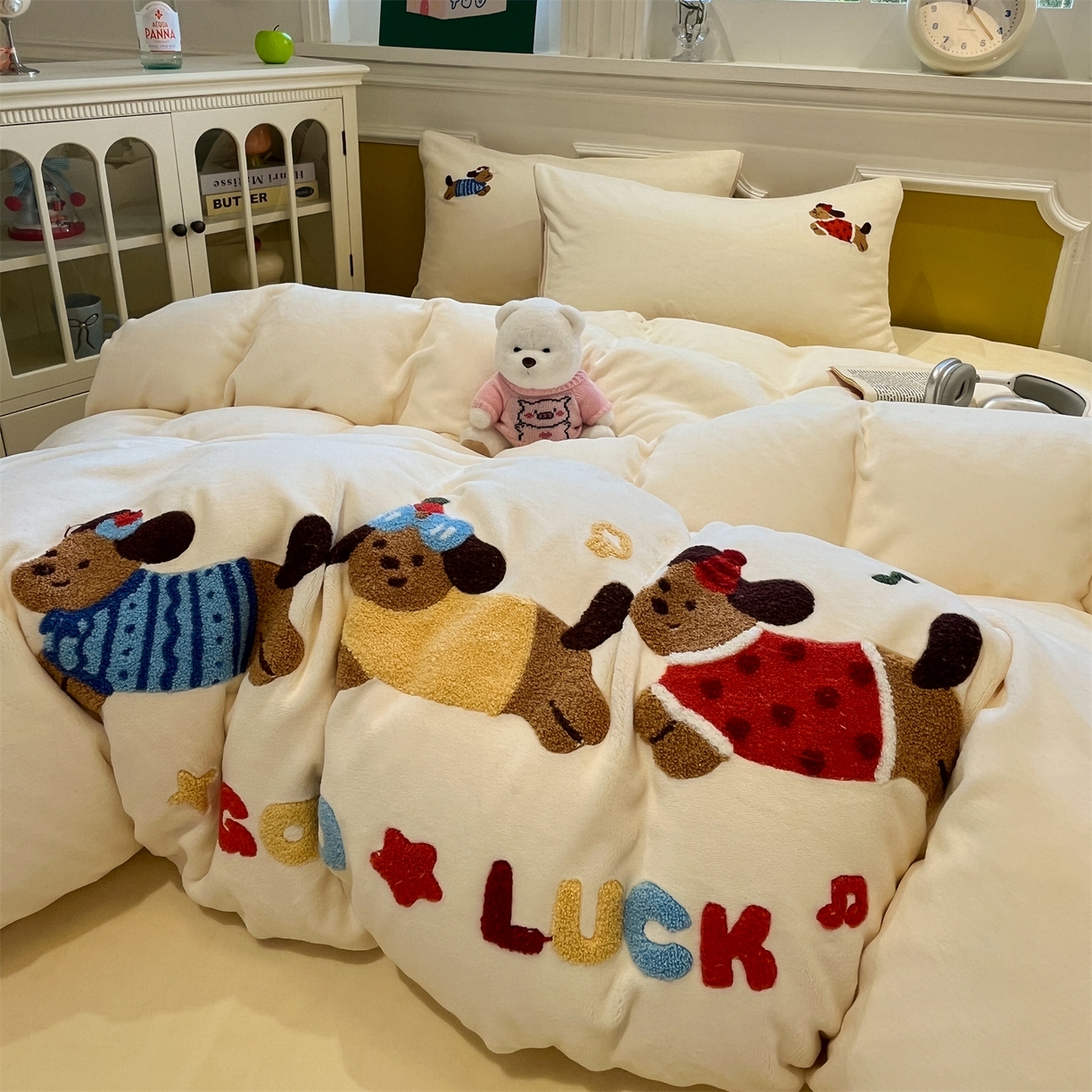 91家纺网 家纺一手货源 找家纺 星座家纺 2025新款A类卡通200g牛奶绒毛巾绣四件套 小狗暖居