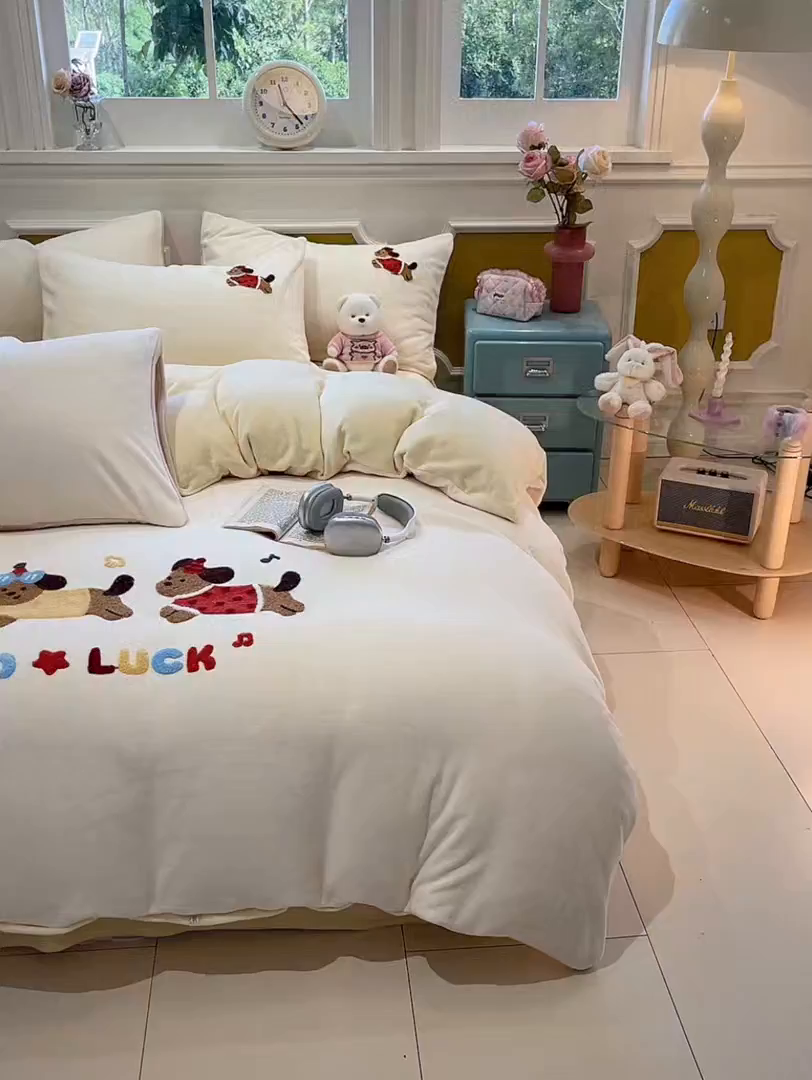 91家纺网 家纺一手货源 找家纺 星座家纺 2025新款A类卡通200g牛奶绒毛巾绣四件套 小狗暖居