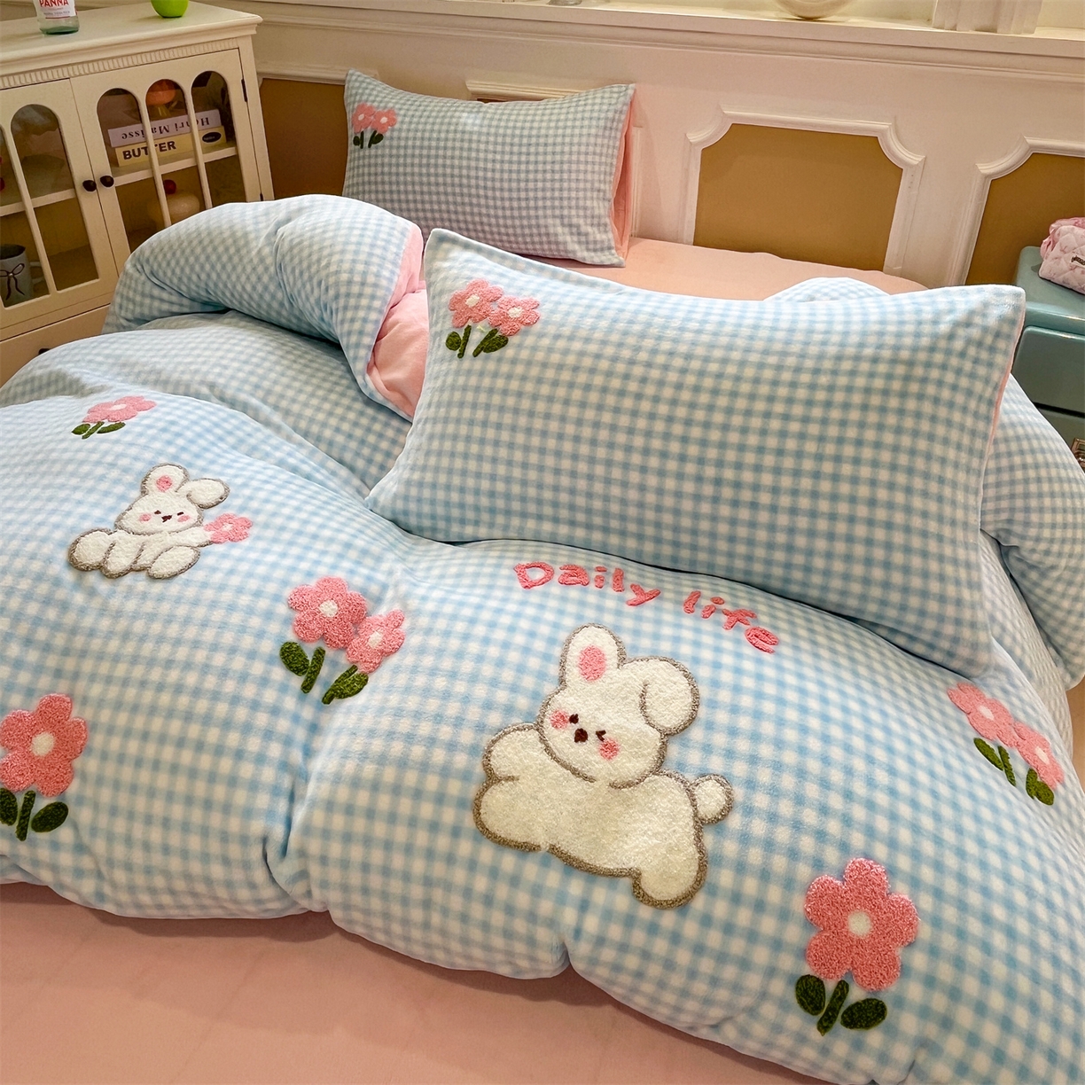 91家纺网 家纺一手货源 找家纺 星座家纺 2025新款A类卡通200g牛奶绒毛巾绣四件套 小兔花漾