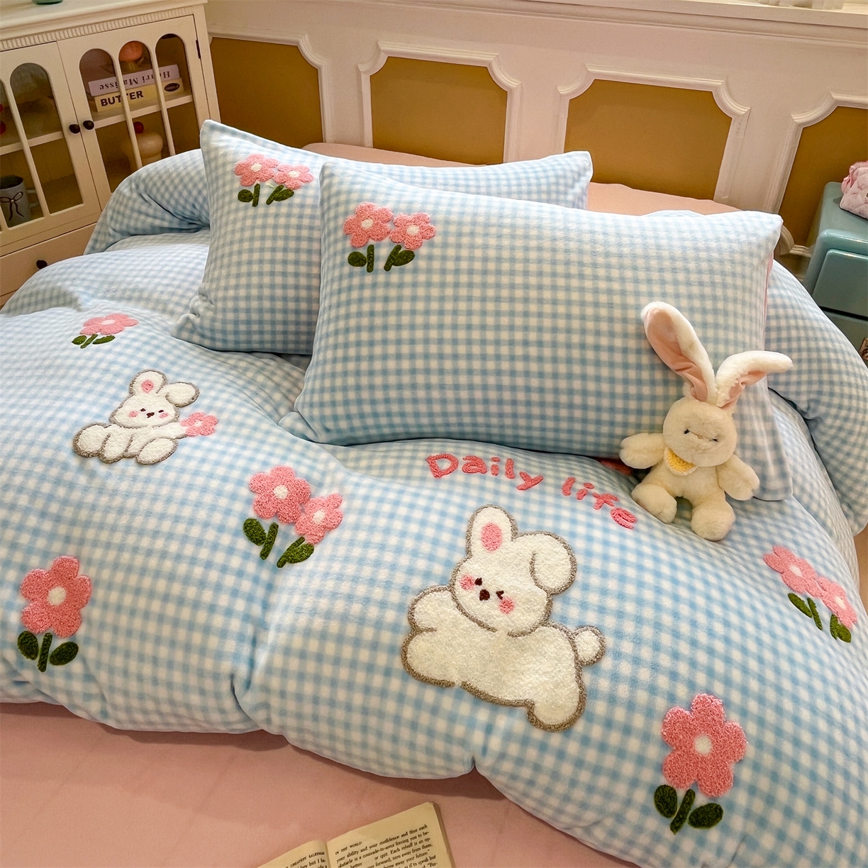 91家纺网 家纺一手货源 找家纺 星座家纺 2025新款A类卡通200g牛奶绒毛巾绣四件套 小兔花漾