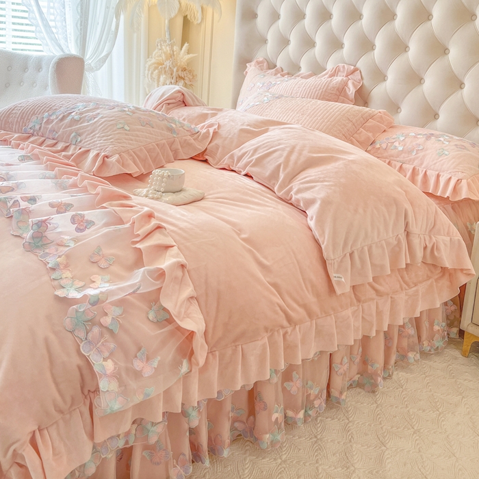 91家纺网 家纺一手货源 找家纺 （总）瑞宝 2025新款宝宝绒重工刺绣花边床裙四件套-梦蝶（控价 318起）