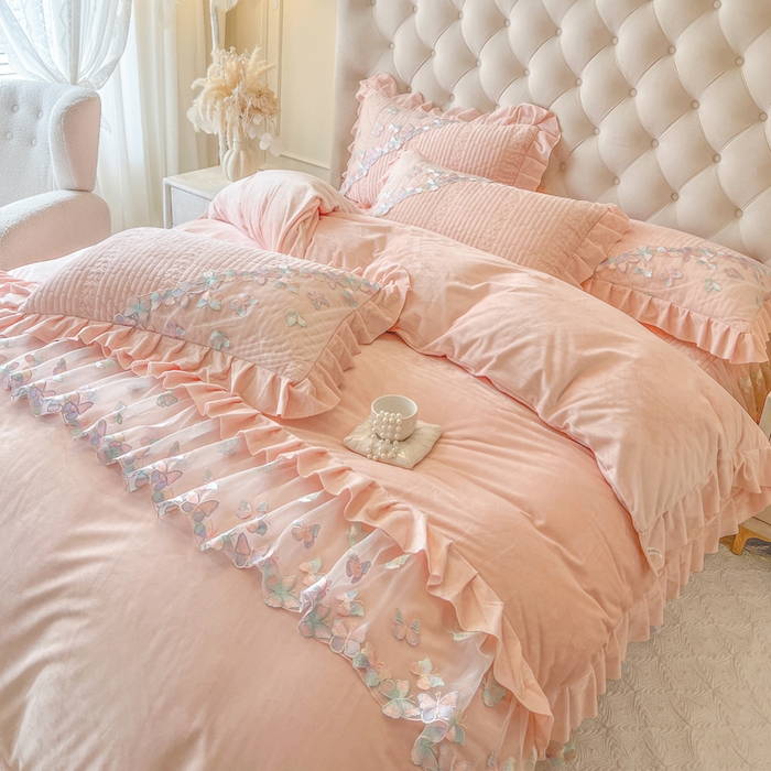 91家纺网 家纺一手货源 找家纺 （总）瑞宝 2025新款宝宝绒重工刺绣花边床裙四件套-梦蝶（控价 318起）