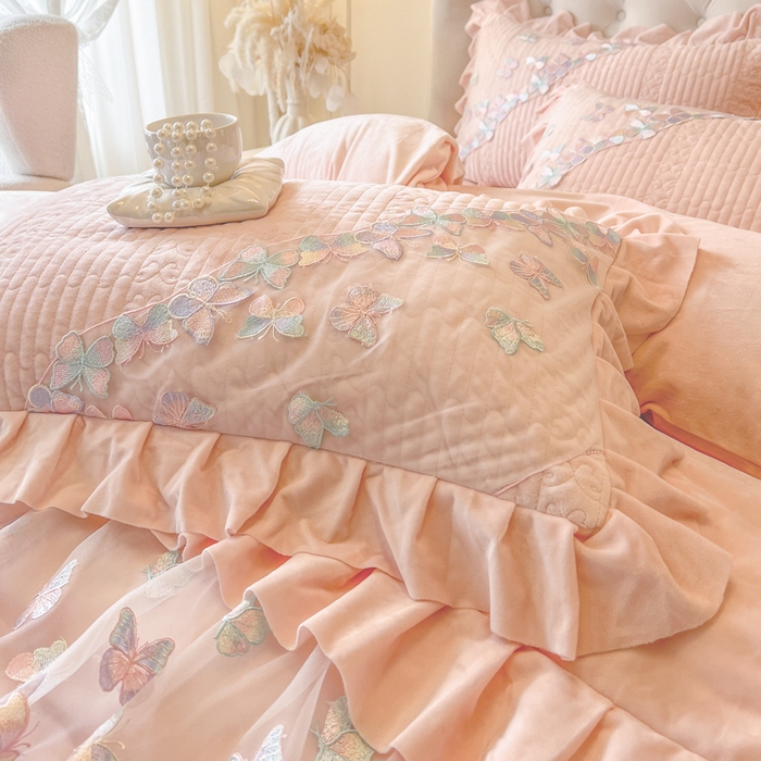 91家纺网 家纺一手货源 找家纺 瑞宝 2025新款宝宝绒重工刺绣花边床裙四件套-梦蝶 梦蝶-蜜粉（控价 318起）