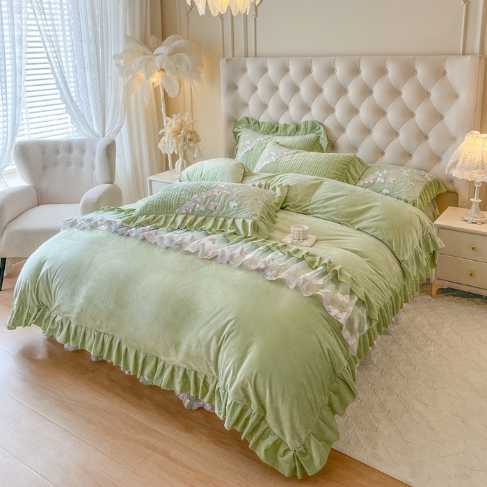 91家纺网 家纺一手货源 找家纺 瑞宝 2025新款宝宝绒重工刺绣花边床裙四件套-梦蝶 梦蝶-豆绿（控价 318起）