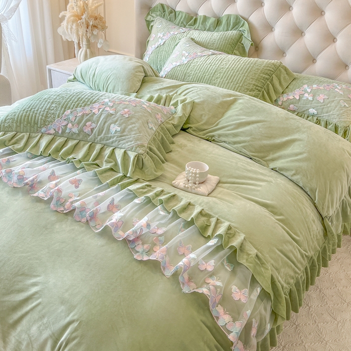 91家纺网 家纺一手货源 找家纺 瑞宝 2025新款宝宝绒重工刺绣花边床裙四件套-梦蝶 梦蝶-豆绿（控价 318起）