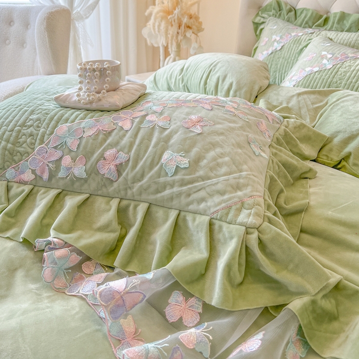 91家纺网 家纺一手货源 找家纺 瑞宝 2025新款宝宝绒重工刺绣花边床裙四件套-梦蝶 梦蝶-豆绿（控价 318起）