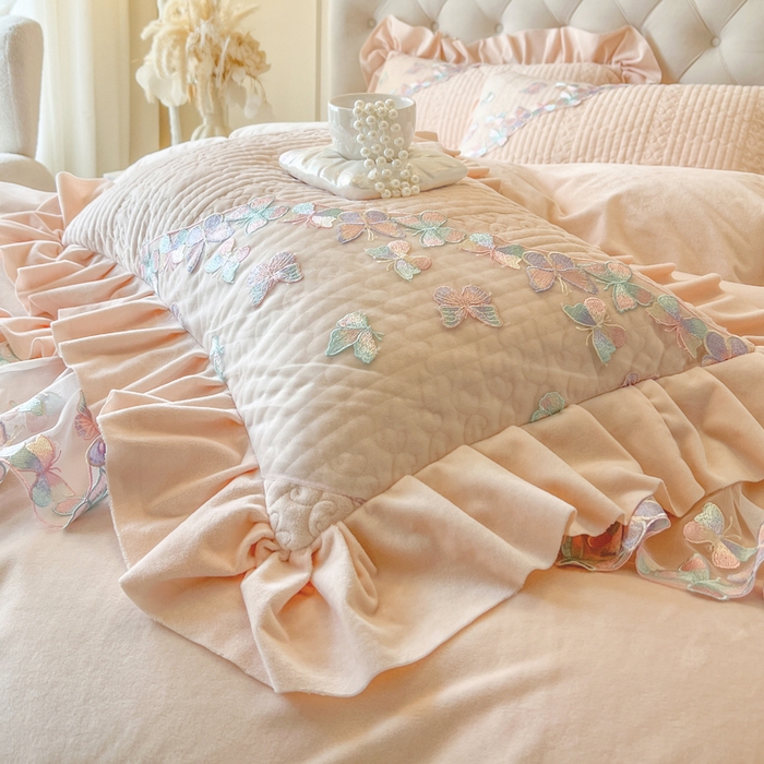 91家纺网 家纺一手货源 找家纺 瑞宝 2025新款宝宝绒重工刺绣花边床裙四件套-梦蝶 梦蝶-浅透玉（控价 318起）