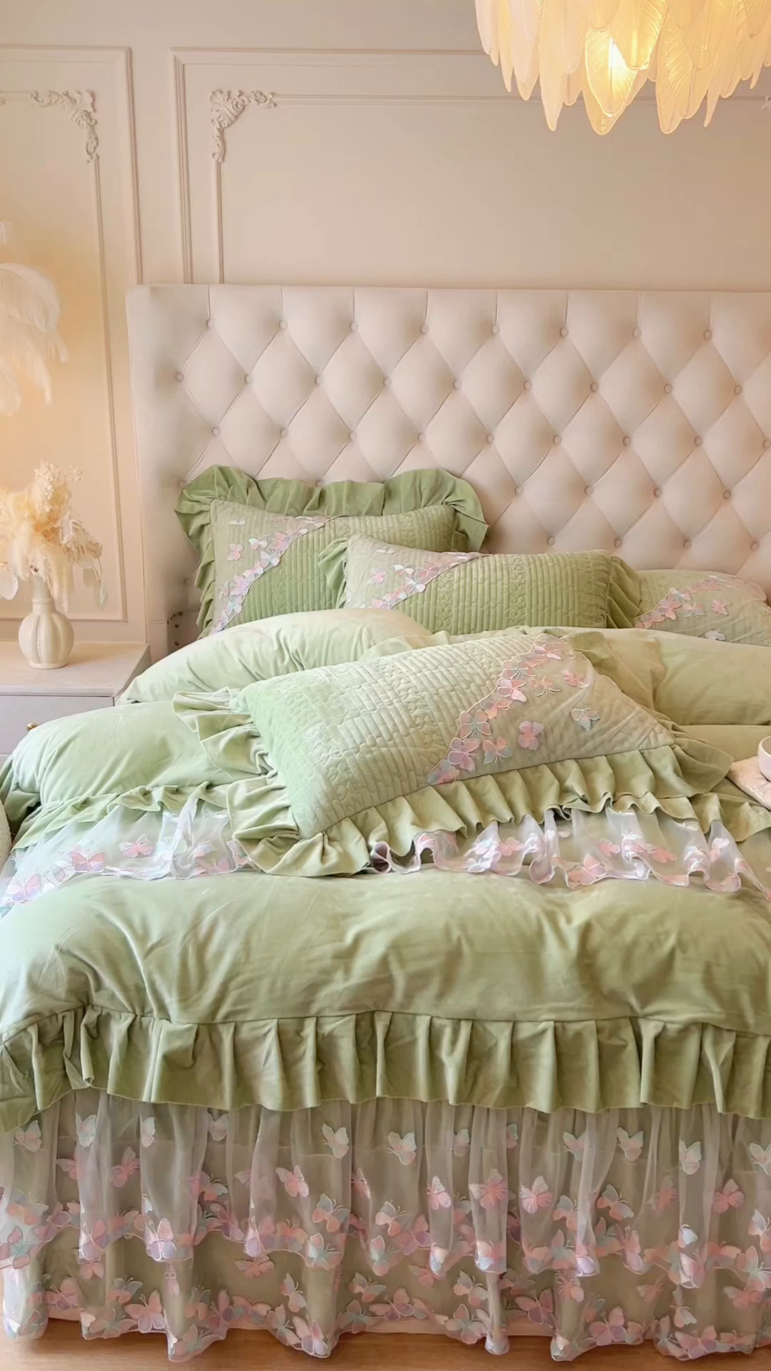 91家纺网 家纺一手货源 找家纺 瑞宝 2025新款宝宝绒重工刺绣花边床裙四件套-梦蝶 梦蝶-豆绿（控价 318起）