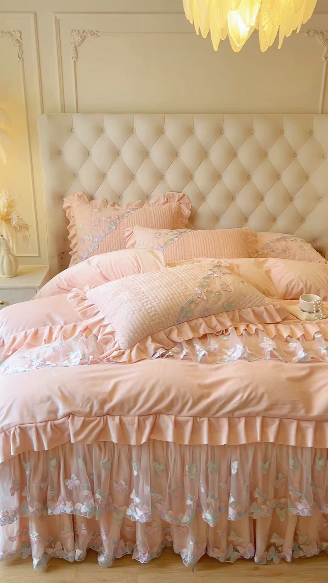 91家纺网 家纺一手货源 找家纺 瑞宝 2025新款宝宝绒重工刺绣花边床裙四件套-梦蝶 梦蝶-蜜粉（控价 318起）