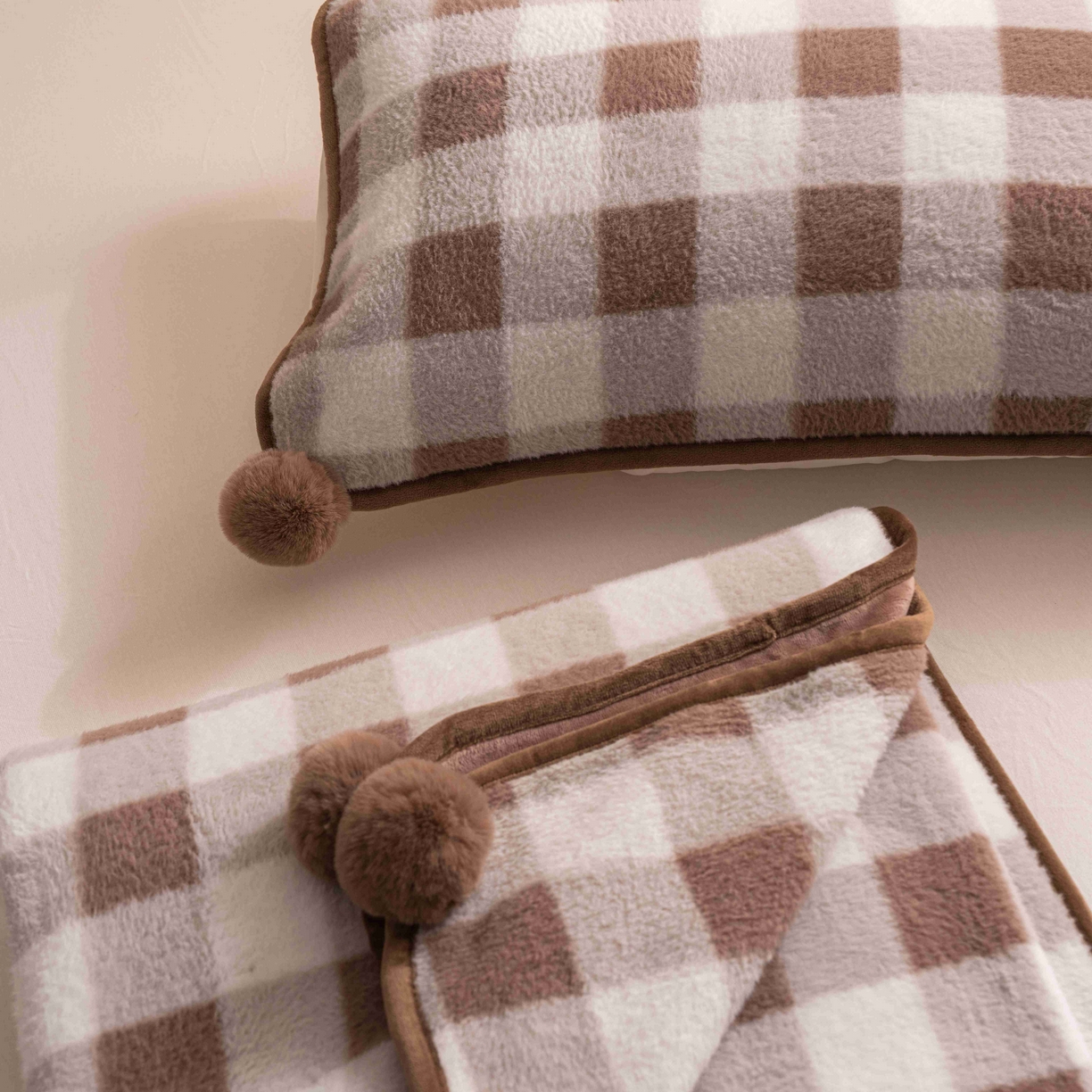 91家纺网 家纺一手货源 找家纺 寐居家纺 2025新款羊圈绒双层复合毛毯毯子 方格-浅咖