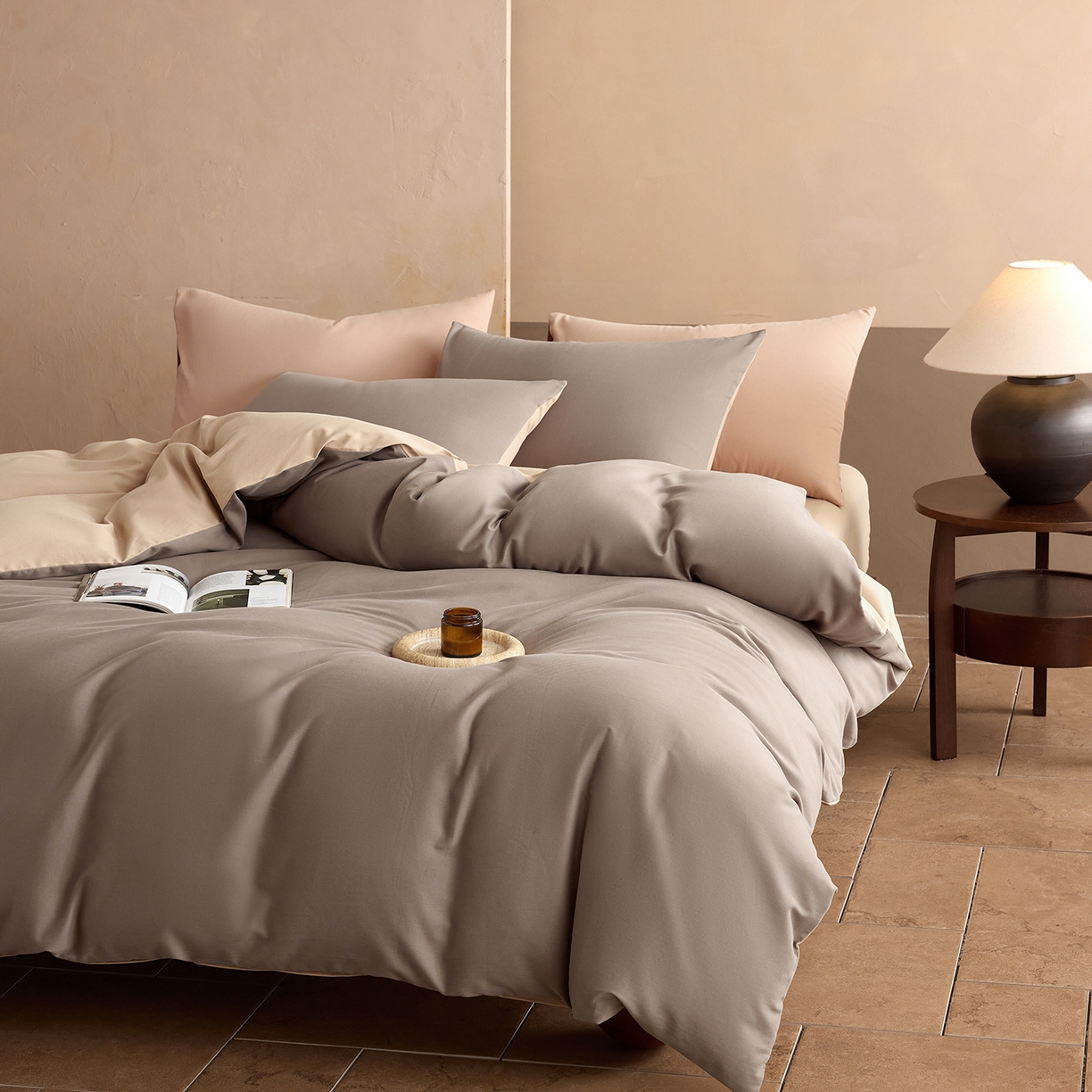 91家纺网 家纺一手货源 找家纺 寐居家纺 2025新款A类100支全棉贡缎磨毛纯色双拼四件套-熙梦 熙梦-深棕