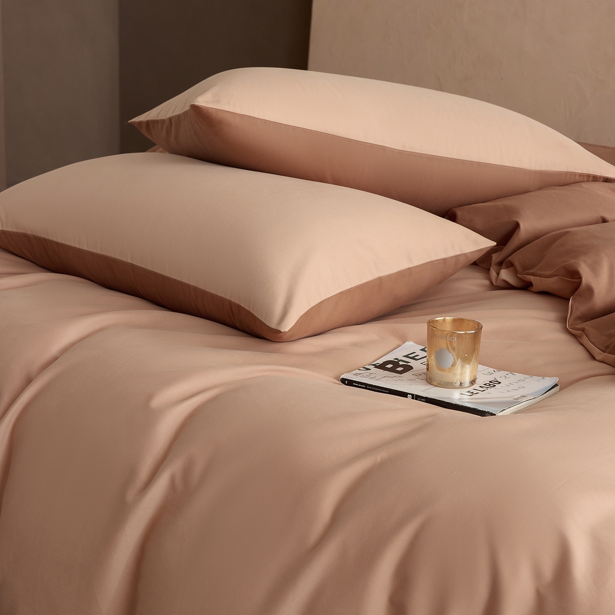 91家纺网 家纺一手货源 找家纺 寐居家纺 2025新款A类100支全棉贡缎磨毛纯色双拼四件套-熙梦 熙梦-巧克力