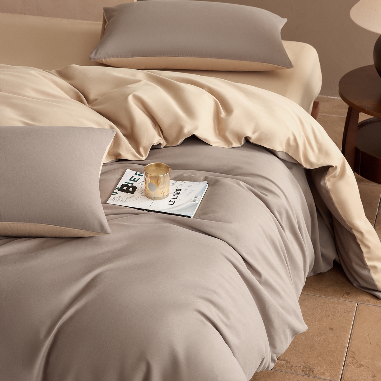 91家纺网 家纺一手货源 找家纺 寐居家纺 2025新款A类100支全棉贡缎磨毛纯色双拼四件套-熙梦 熙梦-深棕