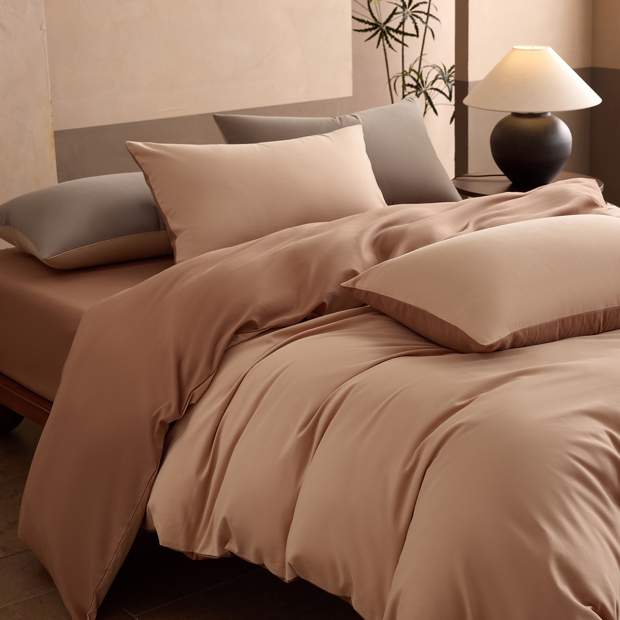 91家纺网 家纺一手货源 找家纺 寐居家纺 2025新款A类100支全棉贡缎磨毛纯色双拼四件套-熙梦 熙梦-巧克力