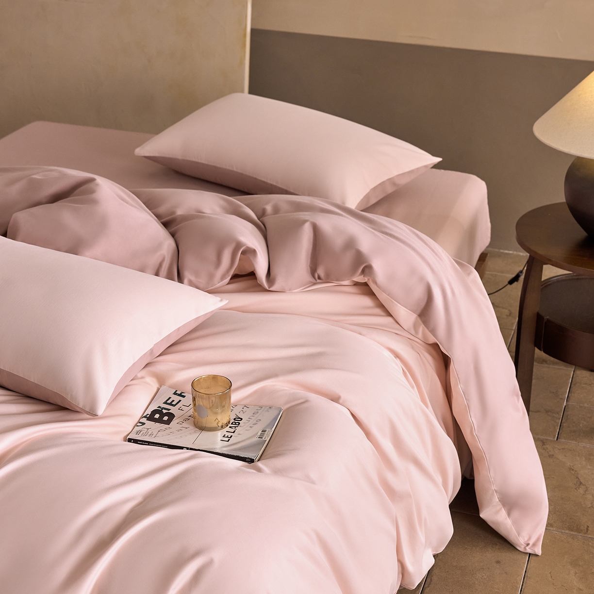91家纺网 家纺一手货源 找家纺 寐居家纺 2025新款A类100支全棉贡缎磨毛纯色双拼四件套-熙梦 煦梦-蕊粉