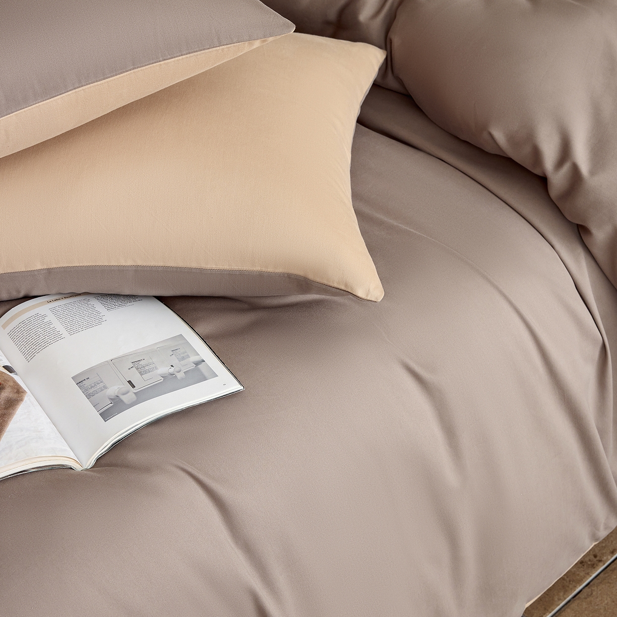 91家纺网 家纺一手货源 找家纺 寐居家纺 2025新款A类100支全棉贡缎磨毛纯色双拼四件套-熙梦 熙梦-深棕