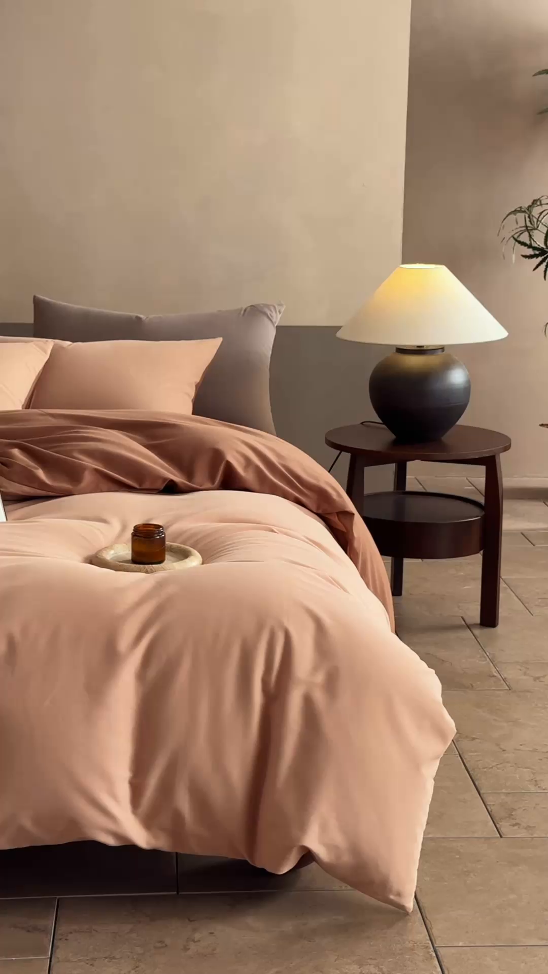 91家纺网 家纺一手货源 找家纺 寐居家纺 2025新款A类100支全棉贡缎磨毛纯色双拼四件套-熙梦 熙梦-巧克力