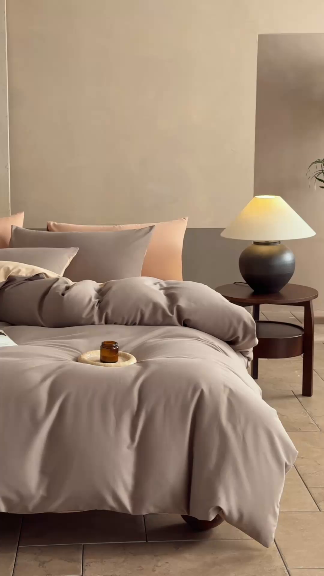 91家纺网 家纺一手货源 找家纺 寐居家纺 2025新款A类100支全棉贡缎磨毛纯色双拼四件套-熙梦 熙梦-深棕