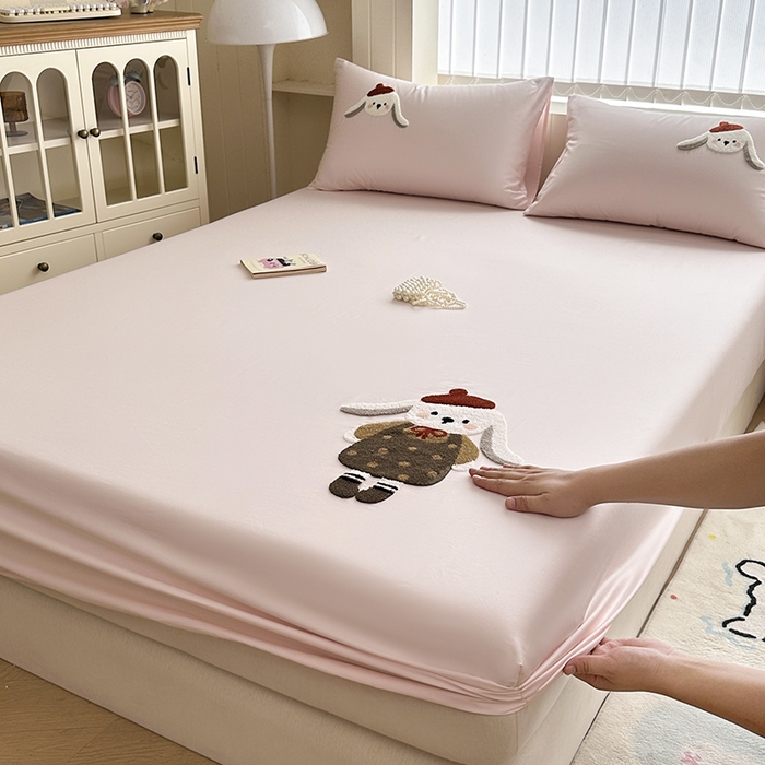 91家纺网 家纺一手货源 找家纺 寐居家纺 2025新款A类100支长绒棉毛巾绣床笠三件套 垂耳兔