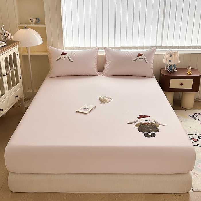 91家纺网 家纺一手货源 找家纺 寐居家纺 2025新款A类100支长绒棉毛巾绣床笠三件套 垂耳兔