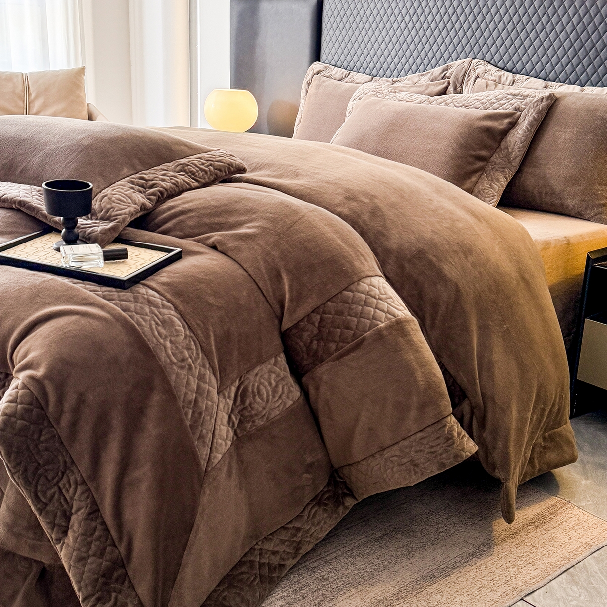 91家纺网 家纺一手货源 找家纺 保罗圣迪奥 2025新款250克全消光三拼角双C四件套-沐凡系列一 深咖色