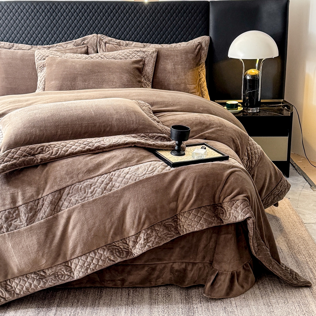 91家纺网 家纺一手货源 找家纺 保罗圣迪奥 2025新款250克全消光三拼角双C四件套-沐凡系列一 深咖色