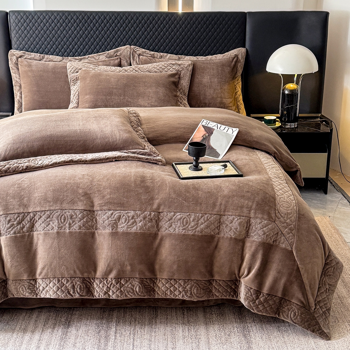 91家纺网 家纺一手货源 找家纺 保罗圣迪奥 2025新款250克全消光三拼角双C四件套-沐凡系列一 深咖色