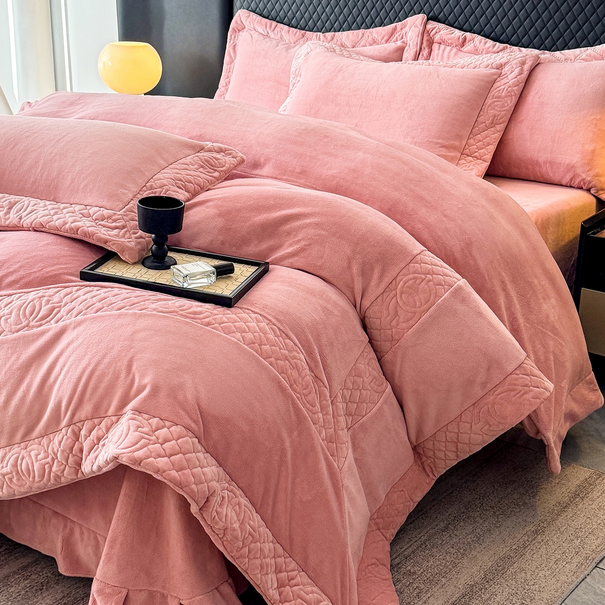 91家纺网 家纺一手货源 找家纺 保罗圣迪奥 2025新款250克全消光三拼角双C四件套-沐凡系列一 粉色