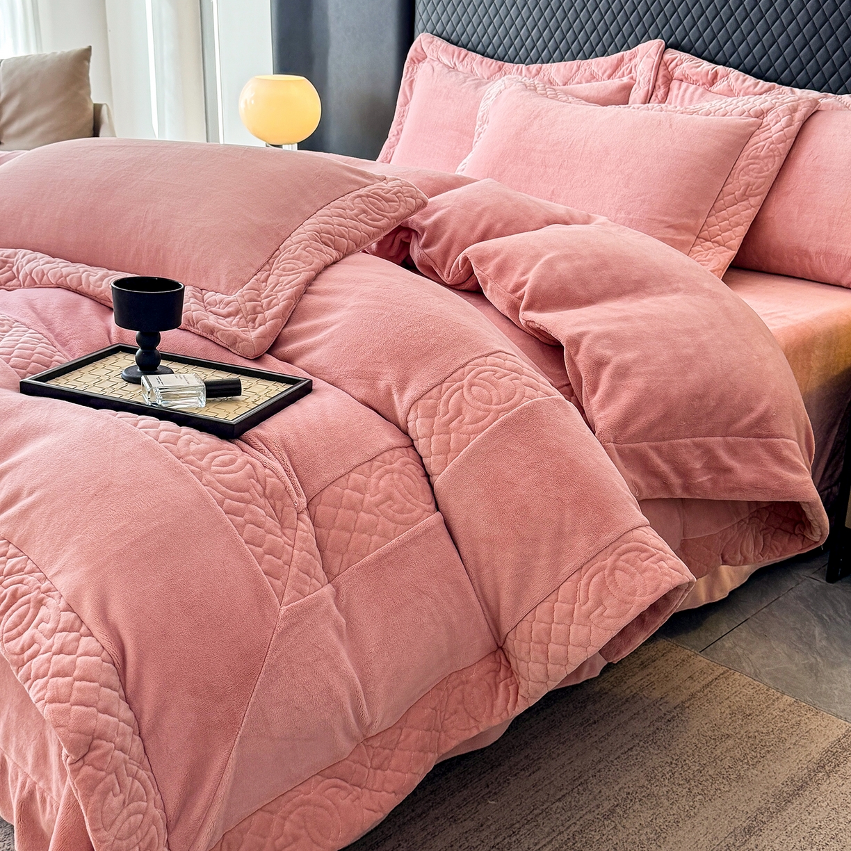 91家纺网 家纺一手货源 找家纺 保罗圣迪奥 2025新款250克全消光三拼角双C四件套-沐凡系列一 粉色