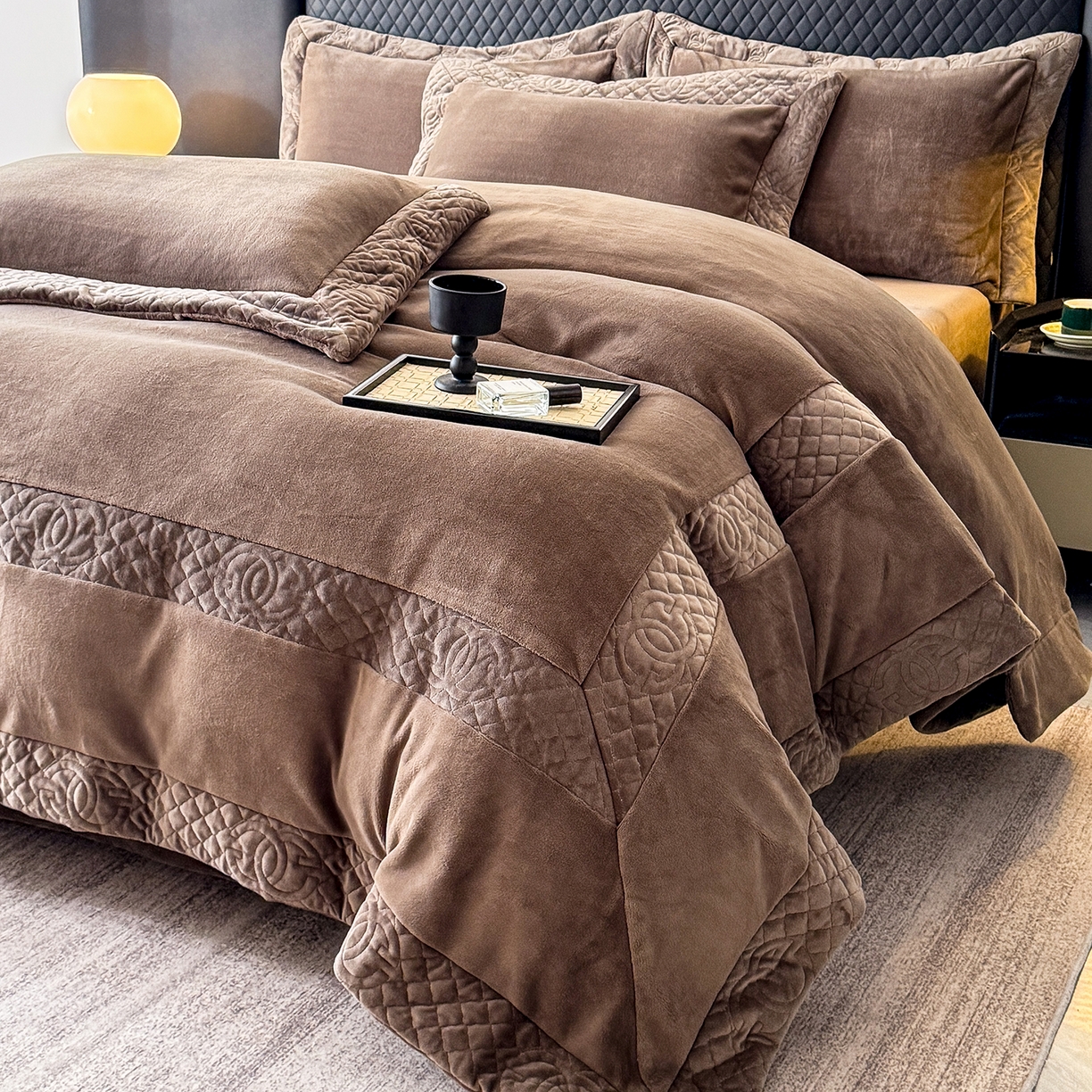 91家纺网 家纺一手货源 找家纺 保罗圣迪奥 2025新款250克全消光三拼角双C四件套-沐凡系列一 深咖色