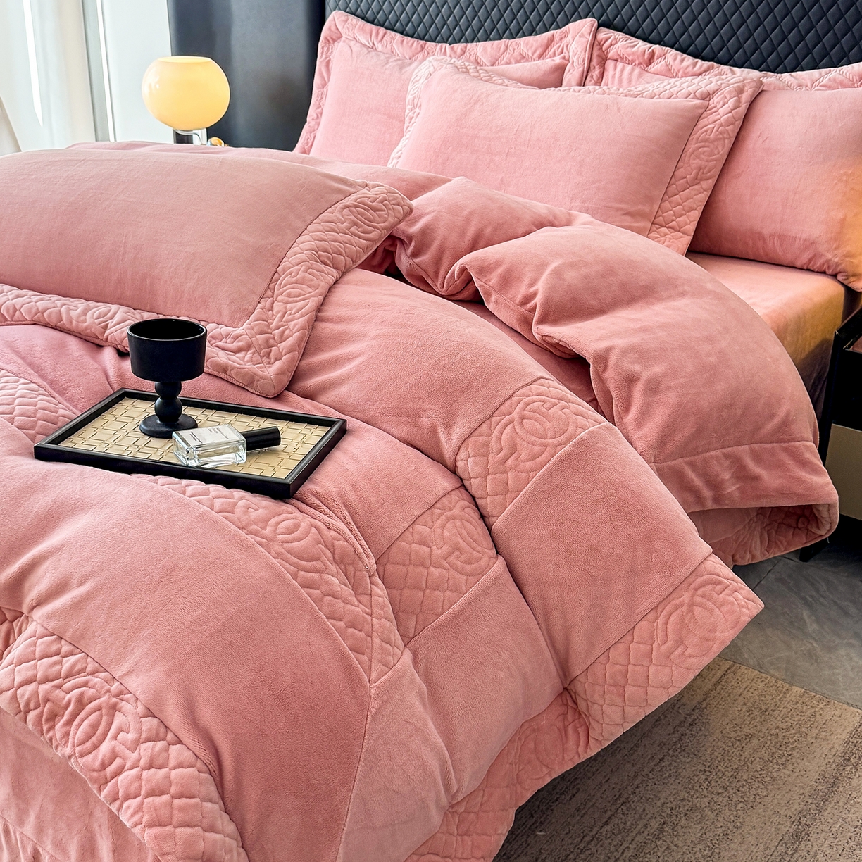 91家纺网 家纺一手货源 找家纺 保罗圣迪奥 2025新款250克全消光三拼角双C四件套-沐凡系列一 粉色