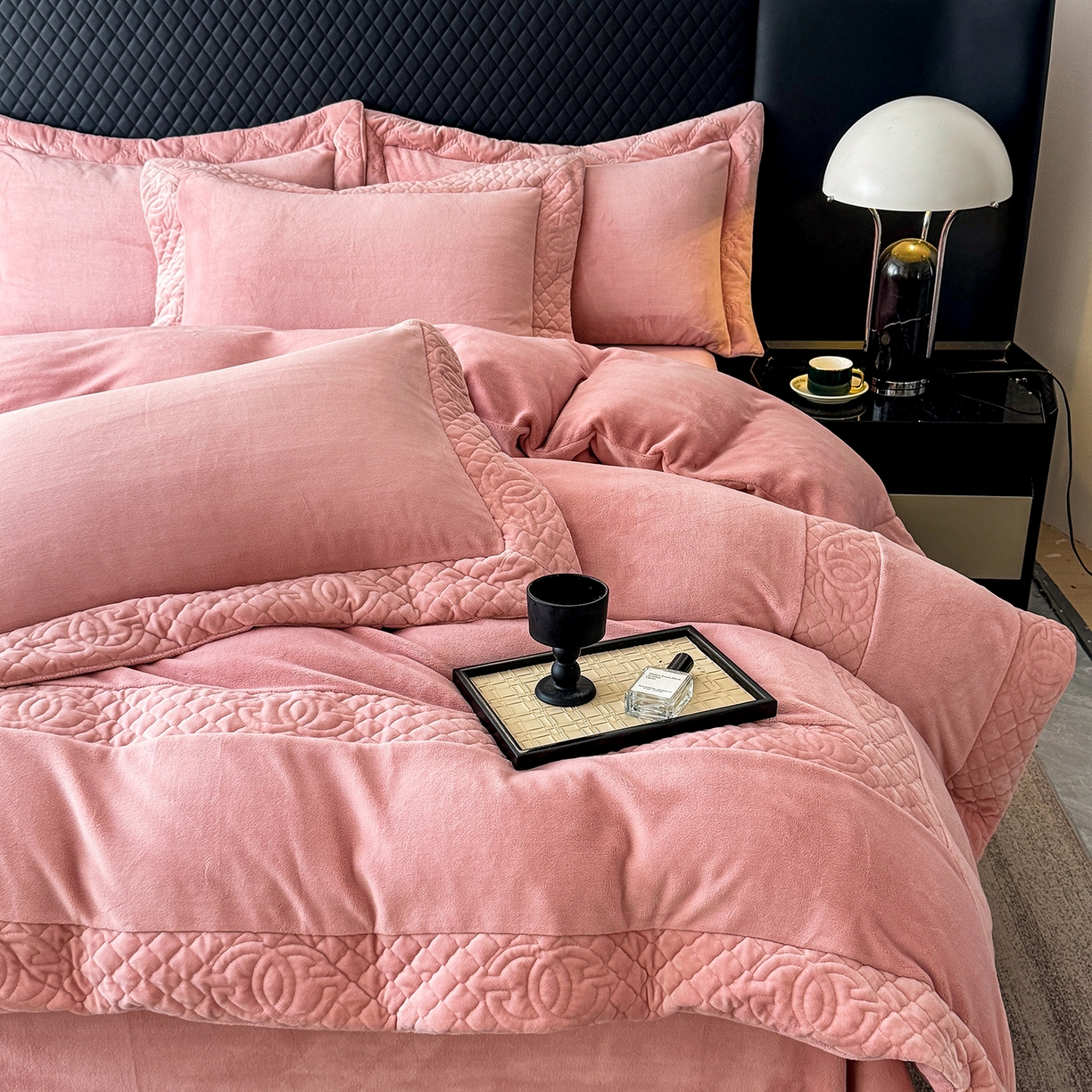 91家纺网 家纺一手货源 找家纺 保罗圣迪奥 2025新款250克全消光三拼角双C四件套-沐凡系列一 粉色