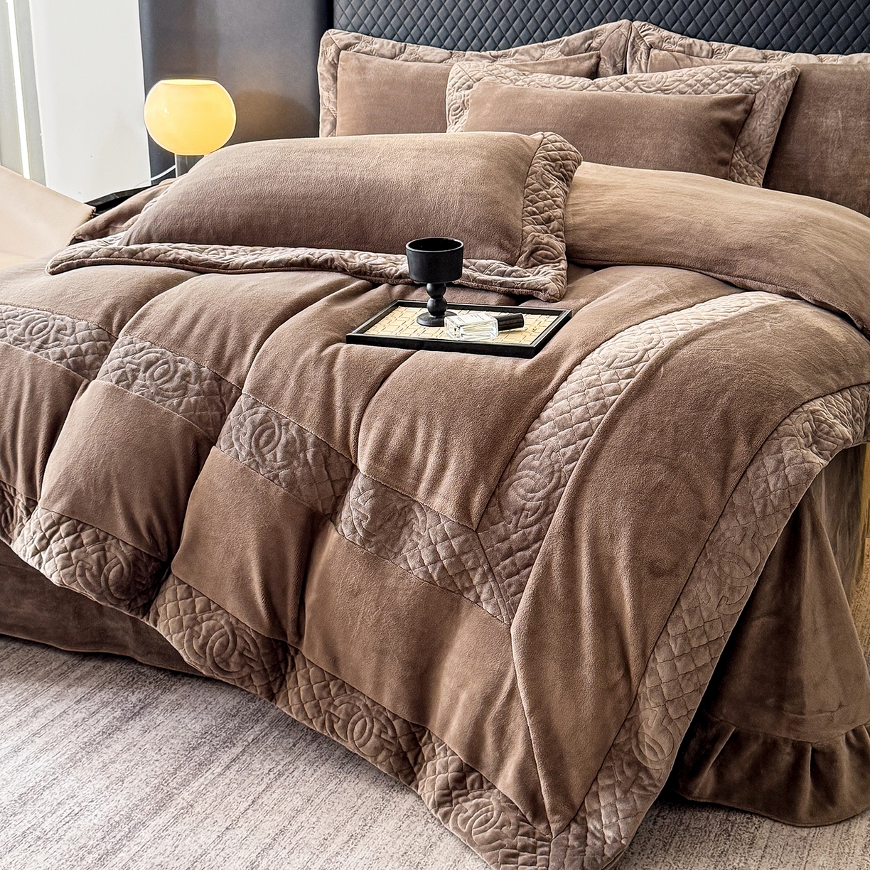 91家纺网 家纺一手货源 找家纺 保罗圣迪奥 2025新款250克全消光三拼角双C四件套-沐凡系列一 深咖色