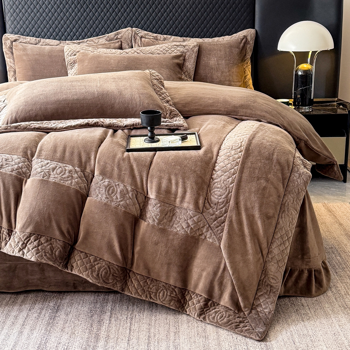 91家纺网 家纺一手货源 找家纺 保罗圣迪奥 2025新款250克全消光三拼角双C四件套-沐凡系列一 深咖色