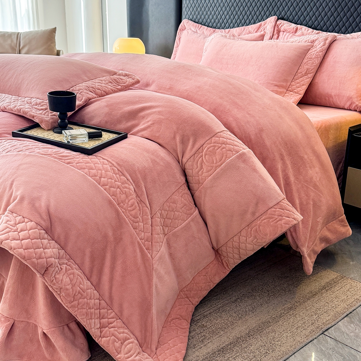 91家纺网 家纺一手货源 找家纺 保罗圣迪奥 2025新款250克全消光三拼角双C四件套-沐凡系列一 粉色