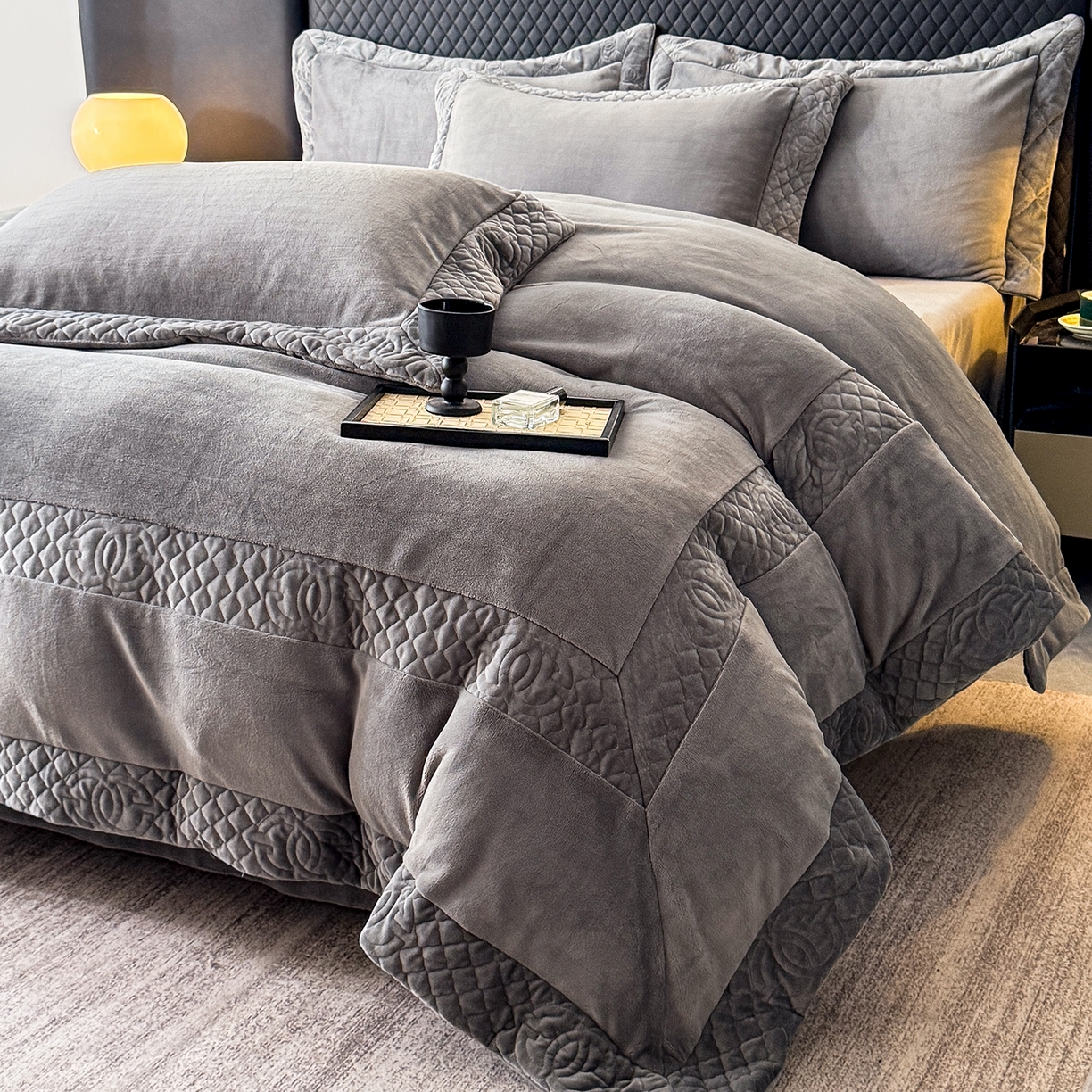 91家纺网 家纺一手货源 找家纺 保罗圣迪奥 2025新款250克全消光三拼角双C四件套-沐凡系列一 深灰色