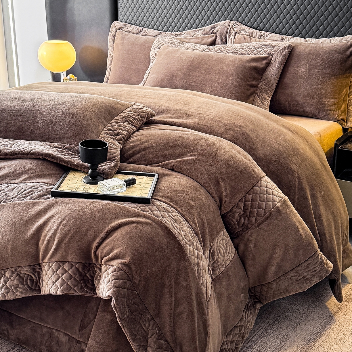 91家纺网 家纺一手货源 找家纺 保罗圣迪奥 2025新款250克全消光三拼角双C四件套-沐凡系列一 深咖色