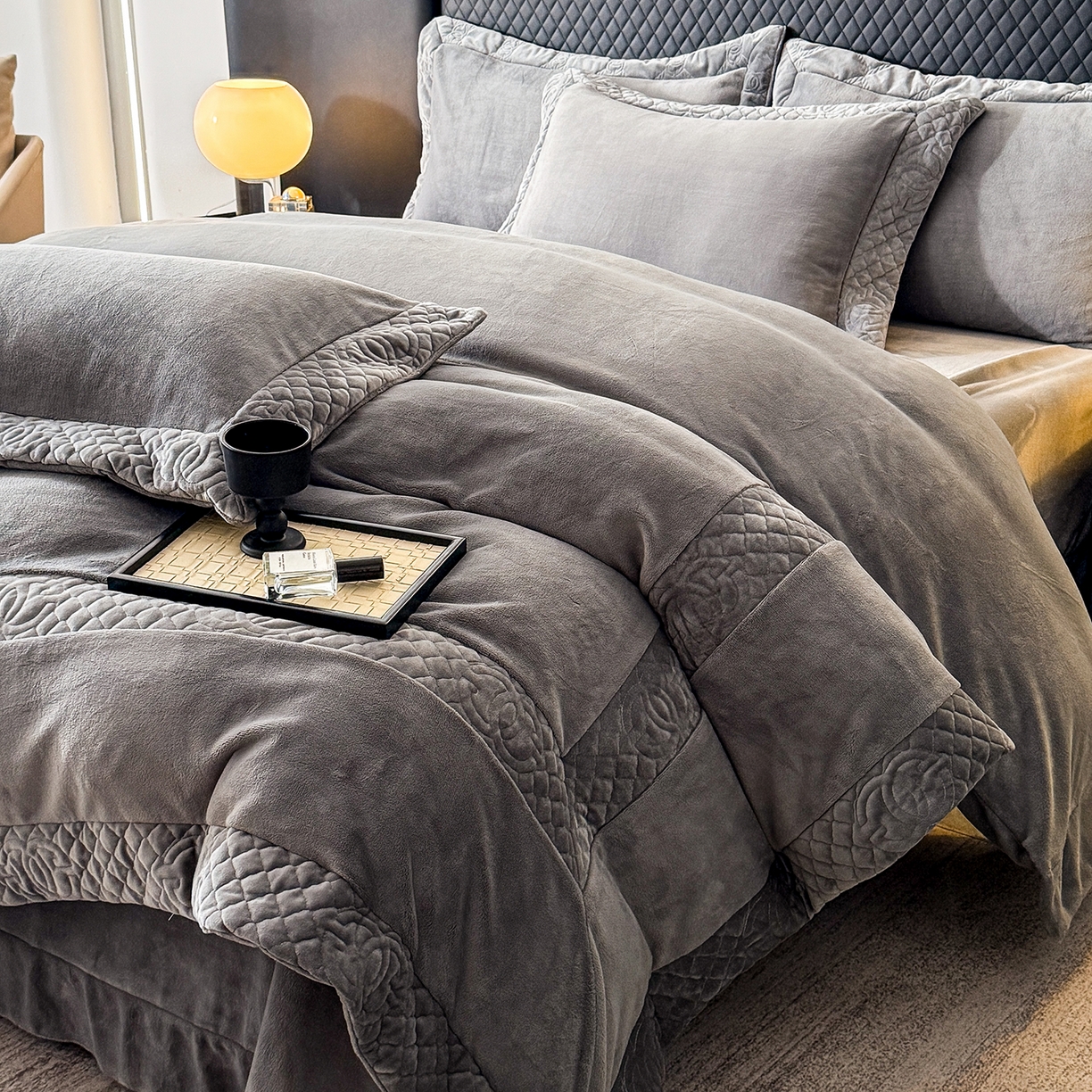 91家纺网 家纺一手货源 找家纺 保罗圣迪奥 2025新款250克全消光三拼角双C四件套-沐凡系列一 深灰色